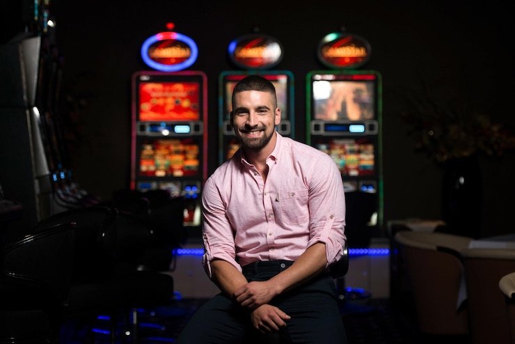 Tampilan layar permainan slot Microgaming dengan simbol, payline, dan tombol putar
